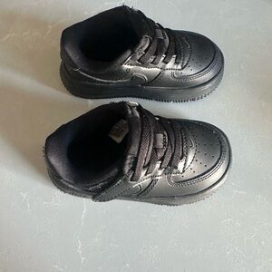 Preloved Toddler Black Sneakers Nike Air Force 1 Low Easy On